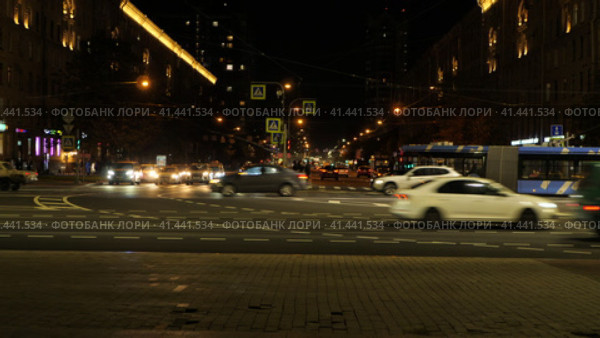 Машины на Московском проспекте в Санкт-Петербурге вечером (2023 год). Стоковое видео, видеограф Евгений Митрофанов / Фотобанк Лори