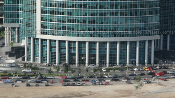 Машины паркуются у башни на набережной в Москве (2010 год). Стоковое видео, видеограф Losevsky Pavel / Фотобанк Лори
