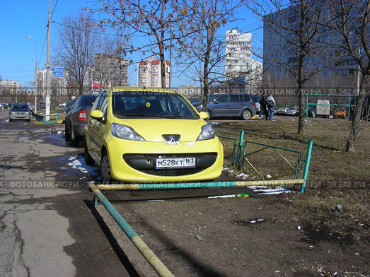 Машины, припаркованные на дороге в парковочных карманах. Северный бульвар. Район Отрадное. Город Москва. Россия (2015 год). Редакционное фото, фотограф lana1501 / Фотобанк Лори