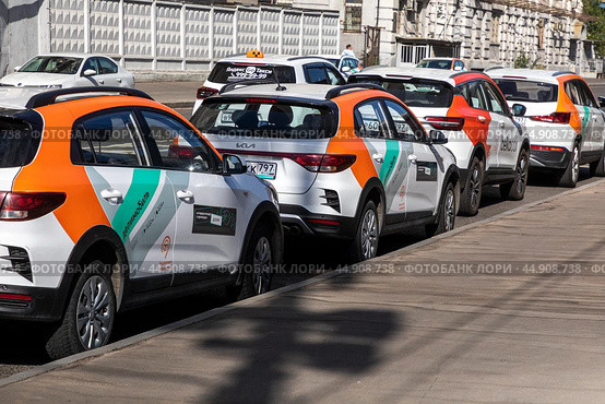 Машины сервиса аренды автомобилей Делимобиль и Belka Car стоят на улице в городе Москвы, Россия. Редакционное фото, фотограф Николай Винокуров / Фотобанк Лори