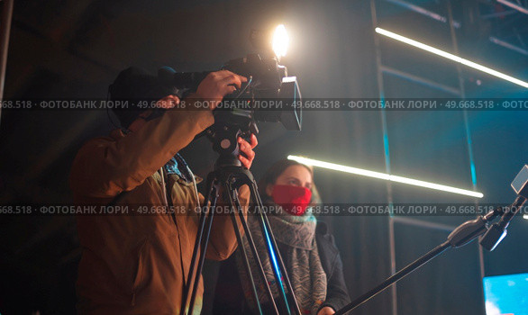 masked journalists interviewing during a pandemic. Covid-19. Стоковое фото, агентство Ingram Publishing / Фотобанк Лори