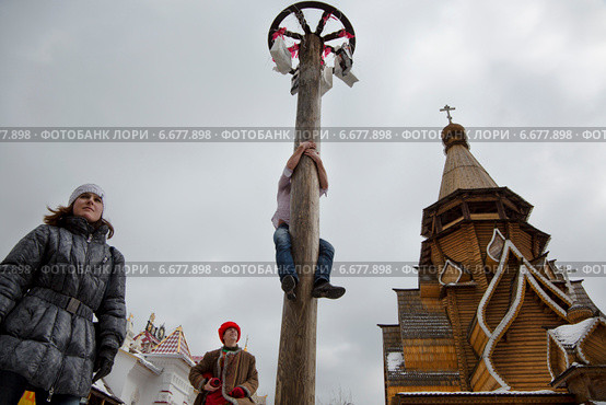 Масленичные забавы на площади в Измайловском кремле в праздник Масленицы, Москва (2013 год). Редакционное фото, фотограф Николай Винокуров / Фотобанк Лори