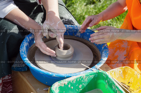Master class on pottery / Photo taken in Russia, in the city of Orenburg, at the fair of the festival of historical reconstruction "Ratny glory." (2017 год). Редакционное фото, фотограф Вадим Орлов / Фотобанк Лори