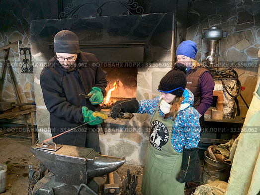 Мастеркласс в кузнице в Производственных и художественных мастерских АиР. Город Златоуст, Челябинская область (2020 год). Редакционное фото, фотограф Овчинникова Ирина / Фотобанк Лори