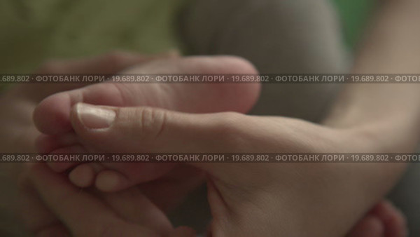 Мать массирует ступни ребенку. Стоковое видео, видеограф Константин Колосов / Фотобанк Лори