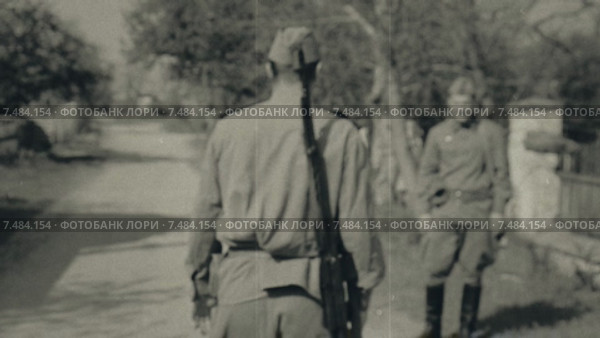 Мать провожает сына на войну, стилизация. Стоковое видео, видеограф Denis Mishchenko / Фотобанк Лори
