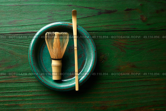 Matcha tea bamboo whisk chasen and spoon for japanese ceremony. Стоковое фото, агентство Ingram Publishing / Фотобанк Лори