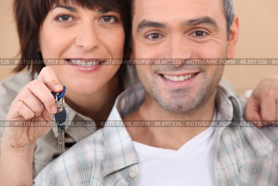 Mature couple holding up a set of keys. Стоковое фото, агентство Ingram Publishing / Фотобанк Лори