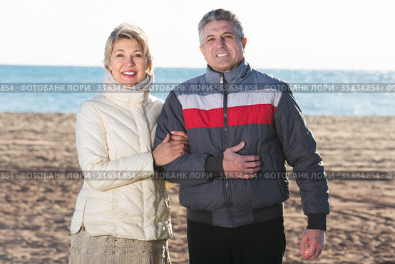 Mature couple walking on beach. Стоковое фото, фотограф Яков Филимонов / Фотобанк Лори