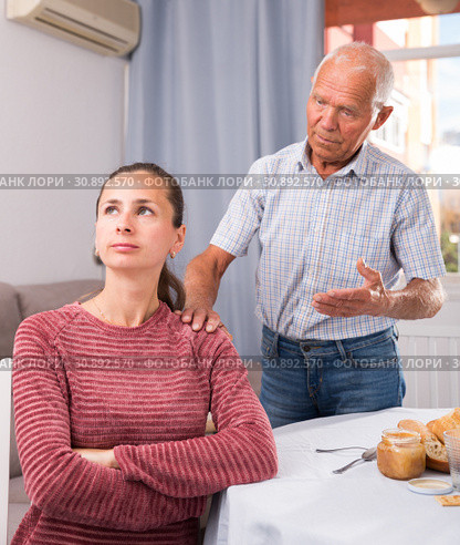 Mature father soothes adult daughter. Стоковое фото, фотограф Яков Филимонов / Фотобанк Лори