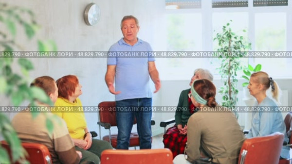 Mature male professor giving lecture to elderly students. Стоковое видео, видеограф Яков Филимонов / Фотобанк Лори