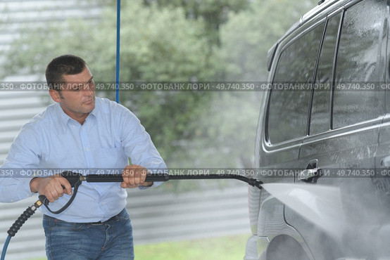 mature man washing his 4x4 at the station. Стоковое фото, агентство Ingram Publishing / Фотобанк Лори