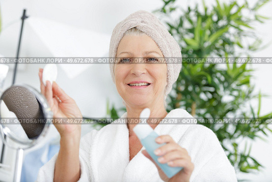 mature woman performing her skincare routine. Стоковое фото, агентство Ingram Publishing / Фотобанк Лори
