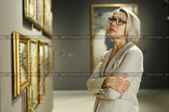 Mature woman visiting museum. Стоковое фото, фотограф Яков Филимонов / Фотобанк Лори