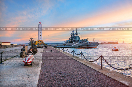 Маяк в Кронштадте Ship at the pier near the lighthouse in Kronstadt (2018 год). Редакционное фото, фотограф Baturina Yuliya / Фотобанк Лори