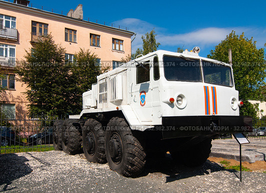 МАЗ 537 - тяжелый четырехосный тягач седельного типа военного типа установленный около здания главного управления МЧС России по Владимирской области. Город Владимир, улица Горького (2019 год). Редакционное фото, фотограф Макаров Алексей / Фотобанк Лори