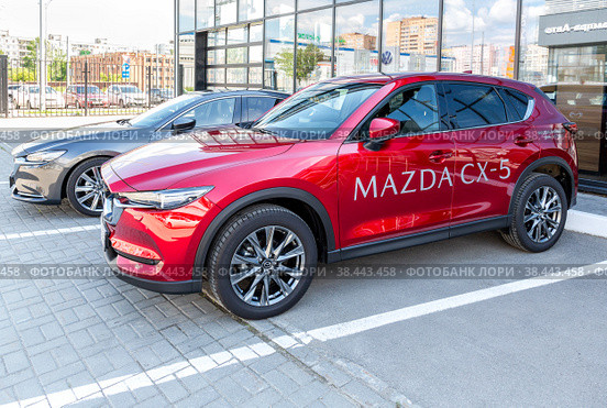 Mazda vehicles next the office of official dealer Mazda (2022 год). Редакционное фото, фотограф FotograFF / Фотобанк Лори