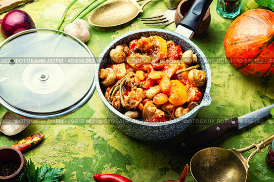 Meat ragout with mushrooms, zucchini, tomato and potatoes. Stew meat. Delicious stew in stewpan. Стоковое фото, агентство Ingram Publishing / Фотобанк Лори