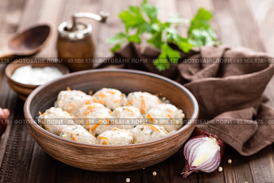 meatballs in cream sauce. Стоковое фото, агентство Ingram Publishing / Фотобанк Лори