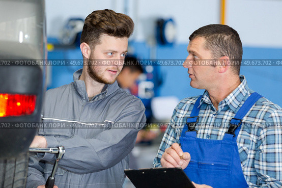 mechanic supervisor checking workers work. Стоковое фото, агентство Ingram Publishing / Фотобанк Лори