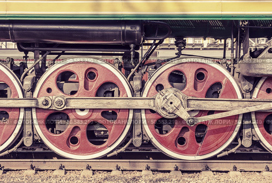 Mechanical part and wheels of the retro steam locomotive.. Mechanical part and wheels of the steam locomotive. Стоковое фото, агентство Ingram Publishing / Фотобанк Лори