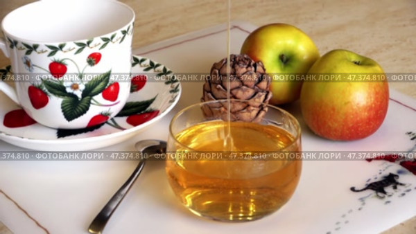 Мед наливают в баночку перед чаепитием. Замедленная съемка. Honey is poured into a jar before drinking tea. Slow motion. Стоковое видео, видеограф Горшков Александр / Фотобанк Лори