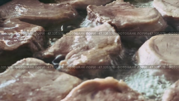 Медальоны из свиного мяса тушатся на сковороде. Стоковое видео, видеограф Ярославский Максим / Фотобанк Лори