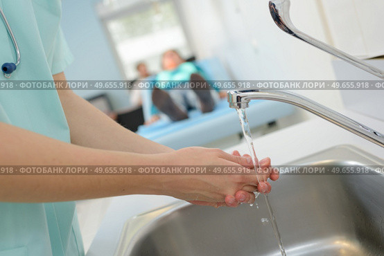 medical cleanup - washing hands. Стоковое фото, агентство Ingram Publishing / Фотобанк Лори