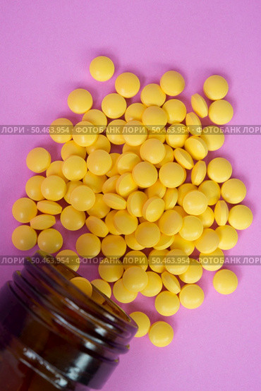 Medical pills spilling out of a toppled from pill bottle. Стоковое фото, агентство Ingram Publishing / Фотобанк Лори