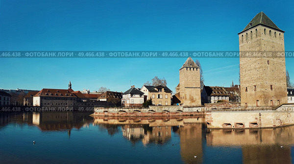 Medieval bridge towers Ponts Couverts and Barrage Vauban located in the historic district "Petite France", Strasbourg, Alsace, France. Стоковое фото, агентство Ingram Publishing / Фотобанк Лори