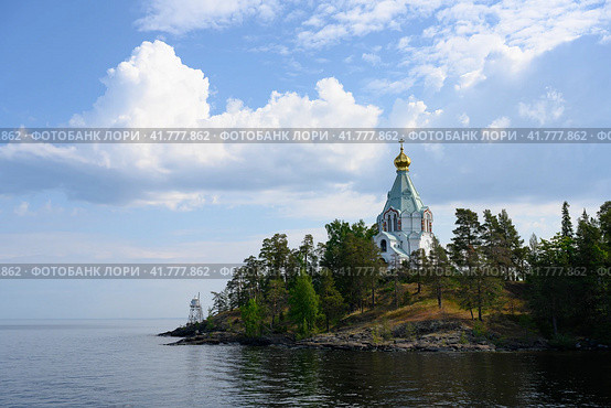 Medieval St. Nicholas Skete and the church with a gilded dome and a cross on the rocky shore of Valaam Island on Lake Ladoga in Karelia in summer. Стоковое фото, фотограф Сергей Фролов / Фотобанк Лори