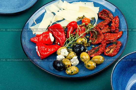 Mediterranean snack assortment. Assortment of antipasti on a plate.. A set of food. Стоковое фото, агентство Ingram Publishing / Фотобанк Лори