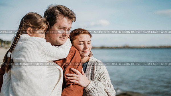 medium shot happy family seaside. Стоковое фото, агентство Ingram Publishing / Фотобанк Лори