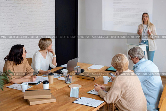 medium shot woman leading business meeting. Стоковое фото, агентство Ingram Publishing / Фотобанк Лори