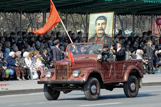 Members of KPRF on SUV in Victory Day parade (2006 год). Редакционное фото, фотограф Сергей Буторин / Фотобанк Лори