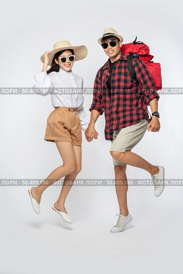Men and women dressed up wearing glasses to travel with suitcases. Стоковое фото, агентство Ingram Publishing / Фотобанк Лори