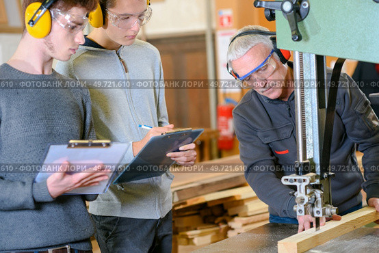 men are on a woodwork apprenticeship. Стоковое фото, агентство Ingram Publishing / Фотобанк Лори