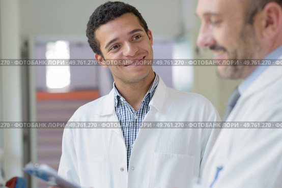 men in a labcoat talking in factory. Стоковое фото, агентство Ingram Publishing / Фотобанк Лори