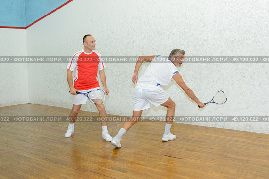 Men playing squash. Стоковое фото, агентство Ingram Publishing / Фотобанк Лори