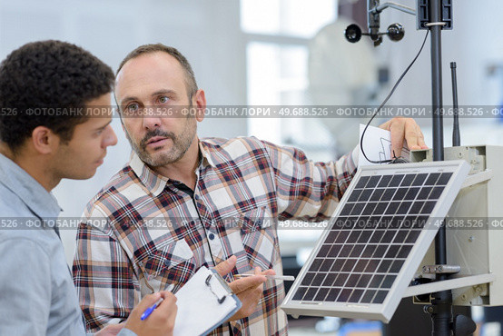 men working on a photovoltaic solar plant. Стоковое фото, агентство Ingram Publishing / Фотобанк Лори