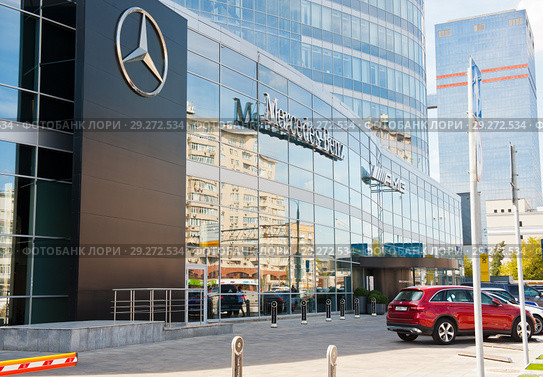 Mercedes-Benz. Ленинградский проспект. Москва. Россия (2018 год). Редакционное фото, фотограф E. O. / Фотобанк Лори