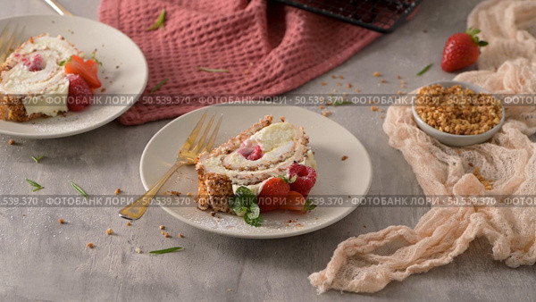 Meringue roll cake with cream, raspberries. Roulade, summer dessert served in ceramic plate. Стоковое фото, агентство Ingram Publishing / Фотобанк Лори