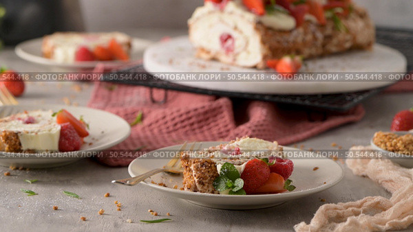 Meringue roll cake with cream, raspberries. Roulade, summer dessert served in ceramic plate. Стоковое фото, агентство Ingram Publishing / Фотобанк Лори