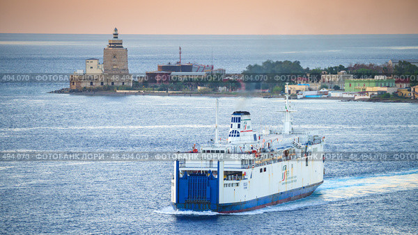 MESSINA, ITALY - NOVEMBER 06, 2018 - Panoramic view of the port in Sicily and the big ferry ship boat. Редакционное фото, фотограф Сергей Богомяко / Фотобанк Лори