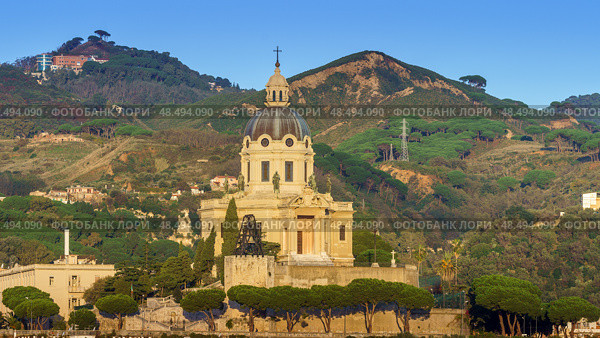 MESSINA, ITALY - NOVEMBER 06, 2018 - Panoramic view of the city and the Temple Christ the King in Sicily. Стоковое фото, фотограф Сергей Богомяко / Фотобанк Лори