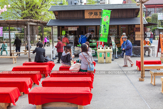 Места для отдыха. Senso-ji shrine, Asakusa, Токио. Япония (2013 год). Редакционное фото, фотограф Кекяляйнен Андрей / Фотобанк Лори