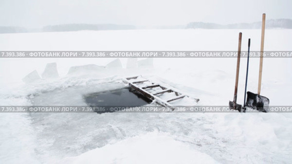 Место для зимнего купания, квадратная прорубь во льду озера. Стоковое видео, видеограф Кекяляйнен Андрей / Фотобанк Лори