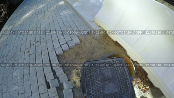 Место укладки тротуарной плитки. Стоковое видео, видеограф Потийко Сергей / Фотобанк Лори