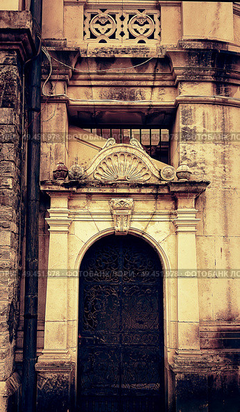 Metalic gate with with iron ornaments, Enter to a oldgothic church. Стоковое фото, агентство Ingram Publishing / Фотобанк Лори