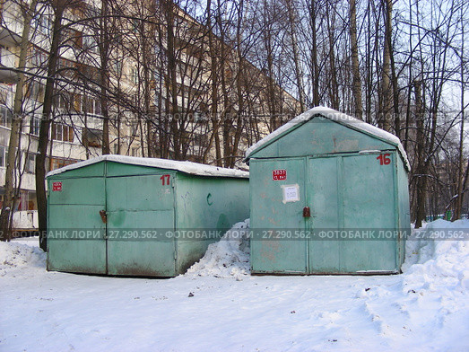 Металлические гаражи во дворе жилых домов на Хабаровской улице. Район Гольяново. Город Москва (2010 год). Редакционное фото, фотограф lana1501 / Фотобанк Лори